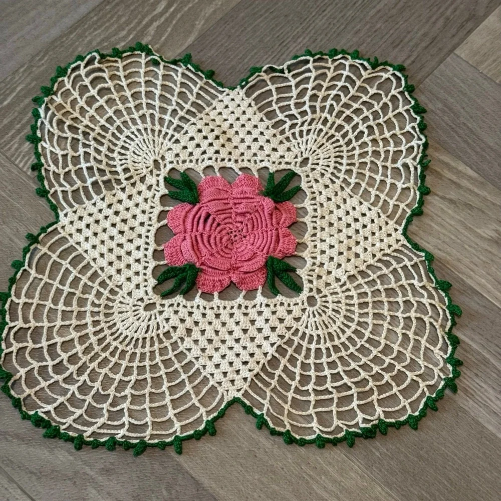 Handmade Crochet Doily‎ Pink Rose Green Leaf Scalloped Edge Table Decor